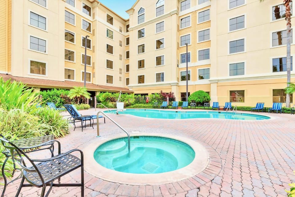Property building, Hot Tub, Pool view, Swimming pool, sunbed
