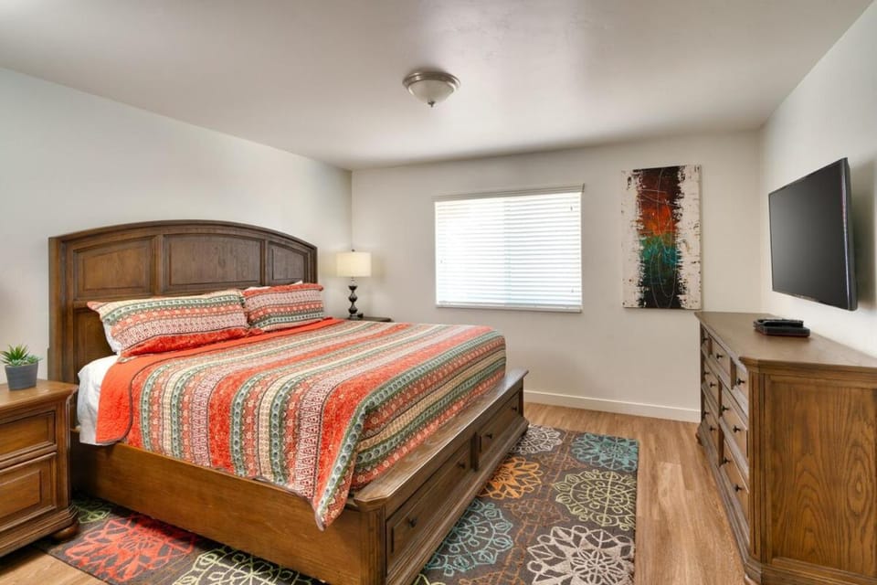 6D Moab RedCliff Condo Pet Friendly Pool and Hot Tub House in Utah