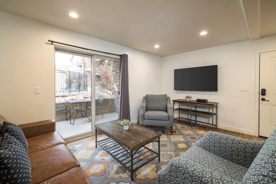6D Moab RedCliff Condo Pet Friendly Pool and Hot Tub House in Utah