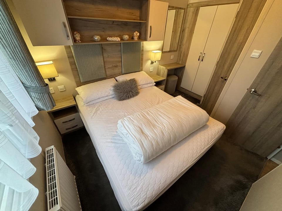 64, Belle Aire Caravan Park, Sleeps 6, Bed Linen and Towels Included, Free WiFi, Pets Welcome with onsite clubhouse Campground/ 
RV Resort in Hemsby