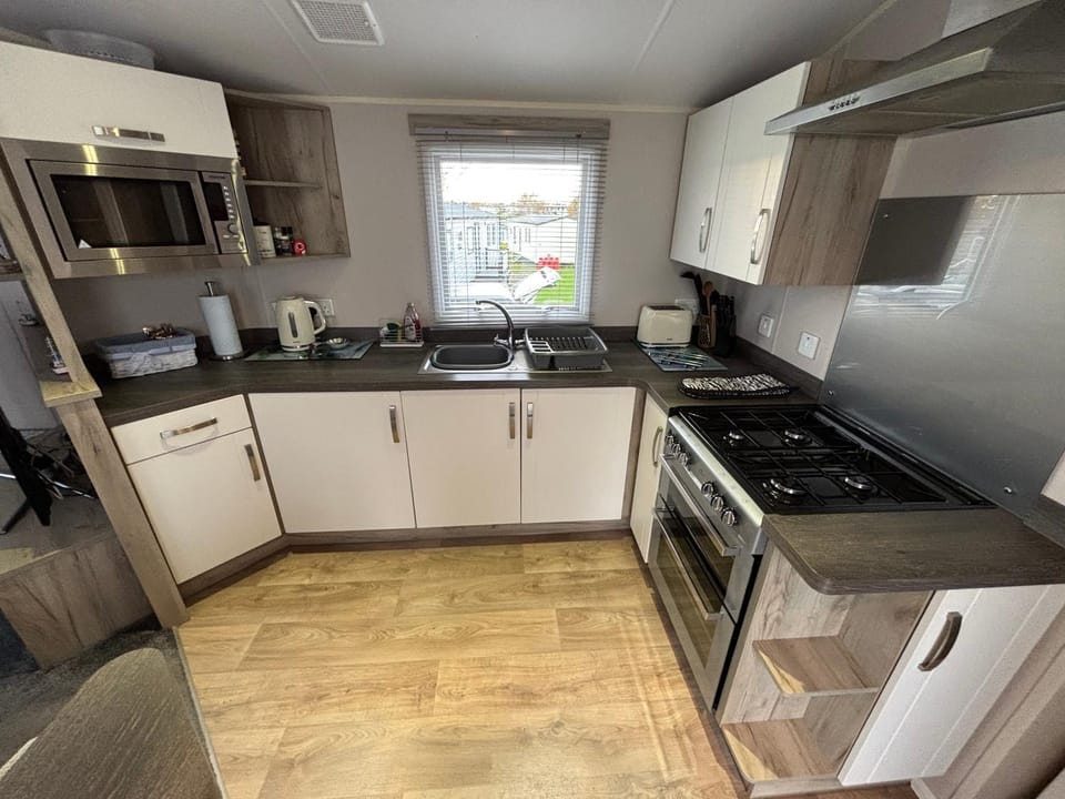 64, Belle Aire Caravan Park, Sleeps 6, Bed Linen and Towels Included, Free WiFi, Pets Welcome with onsite clubhouse Campground/ 
RV Resort in Hemsby