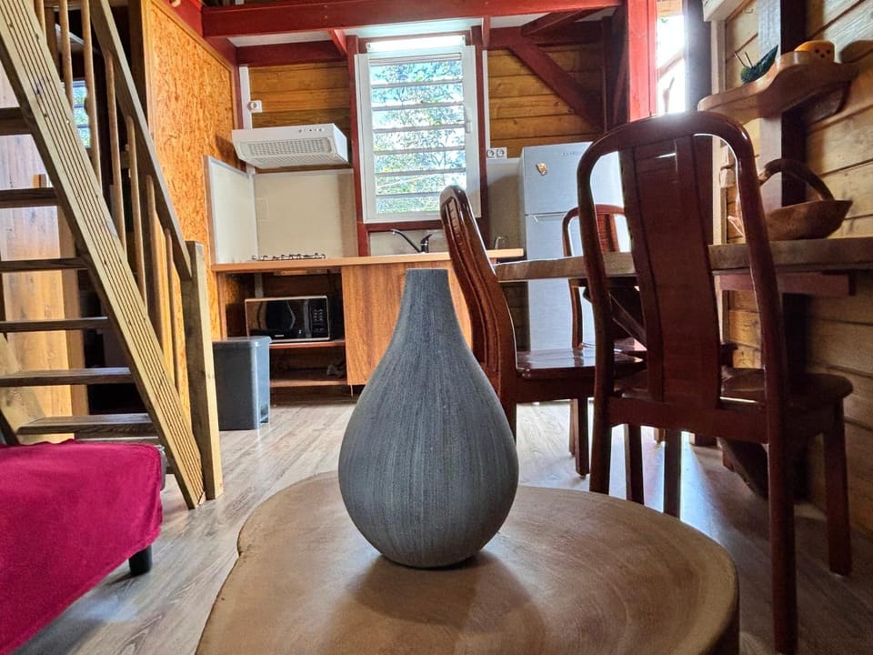 Kitchen or kitchenette, Seating area, stove