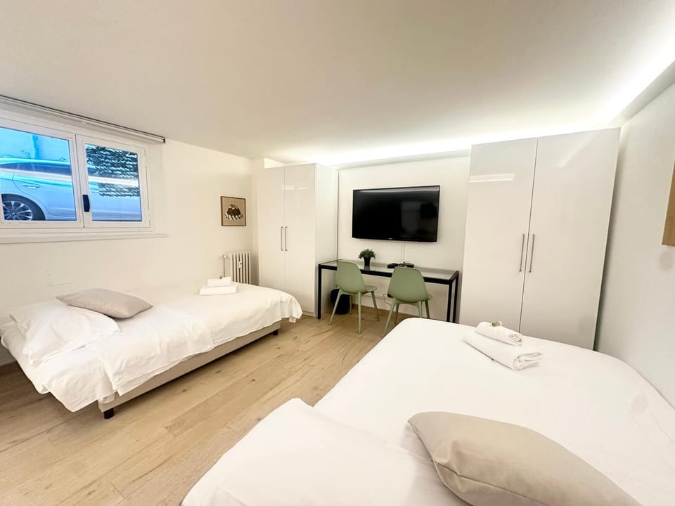 Bed, TV and multimedia, Photo of the whole room, Bedroom, hair dresser, towels