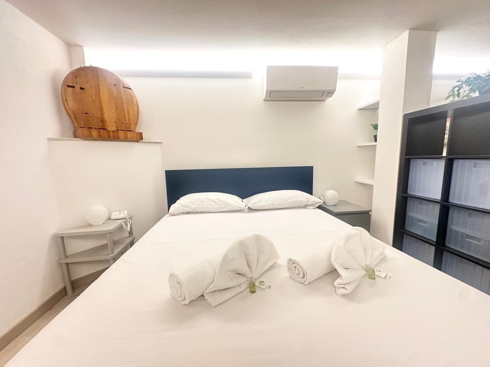 Bed, Photo of the whole room, Bedroom, towels, air conditioner