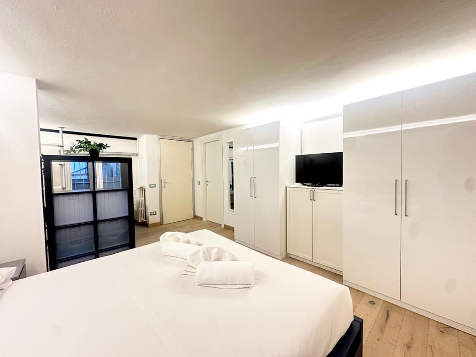 Bed, TV and multimedia, Photo of the whole room, Bedroom, towels, wardrobe, air conditioner