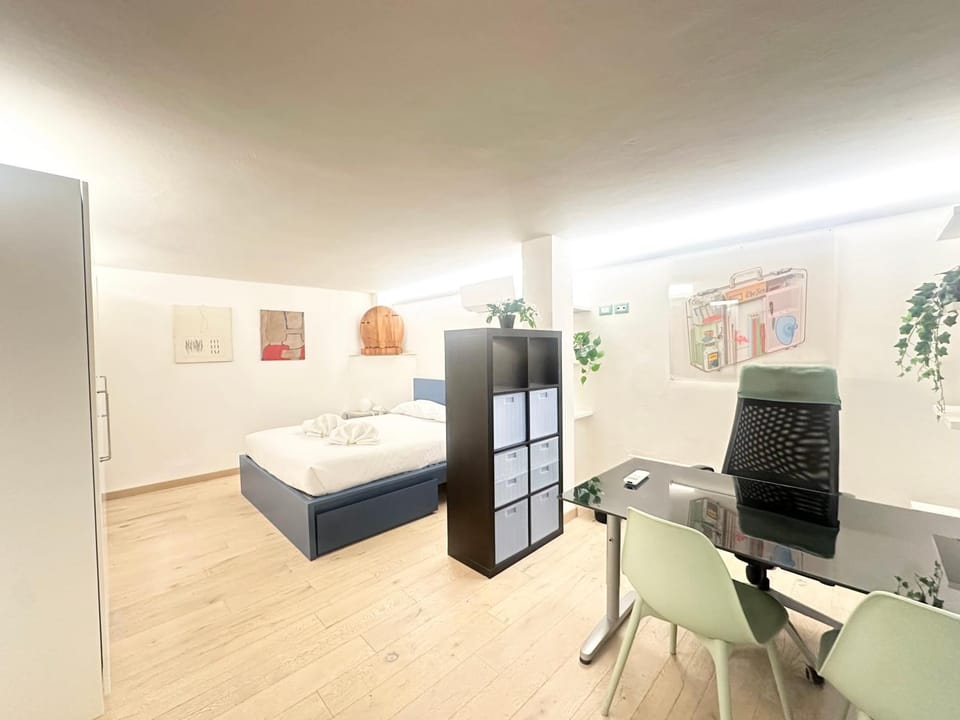 Bed, TV and multimedia, Photo of the whole room, Evening entertainment, Bedroom