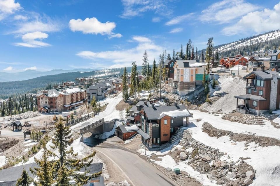 Snow Therapy Chalet - Ski In Out, Hot Tub & Mtn View Chalet in British Columbia