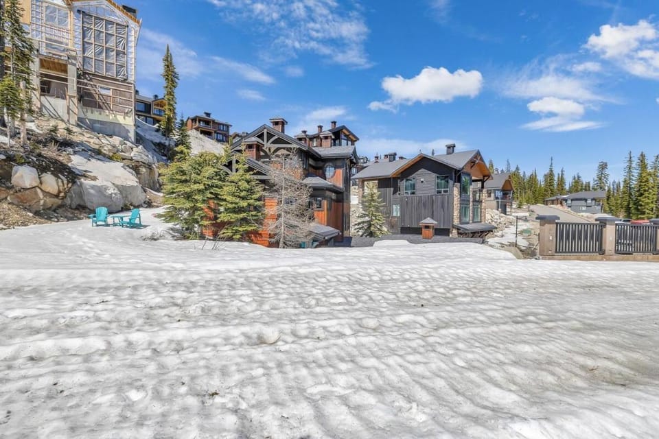 Snow Therapy Chalet - Ski In Out, Hot Tub & Mtn View Chalet in British Columbia