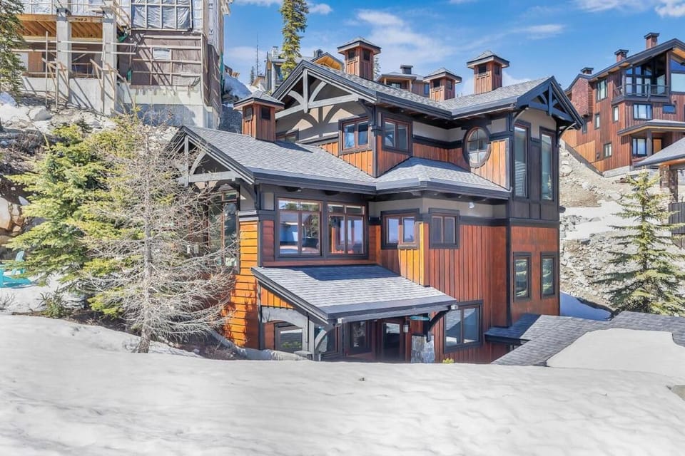 Snow Therapy Chalet - Ski In Out, Hot Tub & Mtn View Chalet in British Columbia