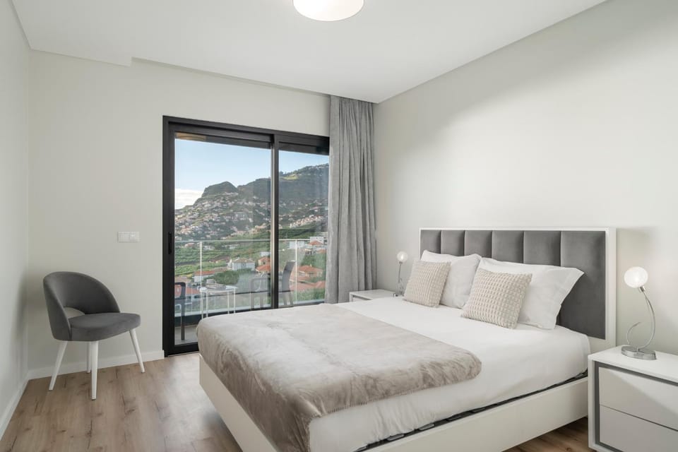Bed, Bedroom, Mountain view