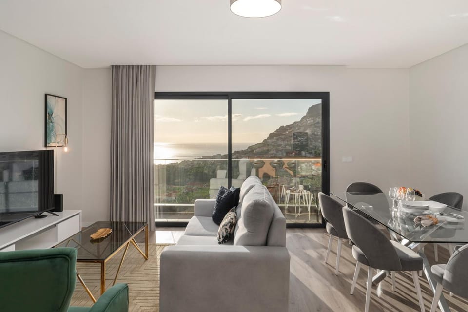 TV and multimedia, Living room, Seating area, Dining area, Mountain view