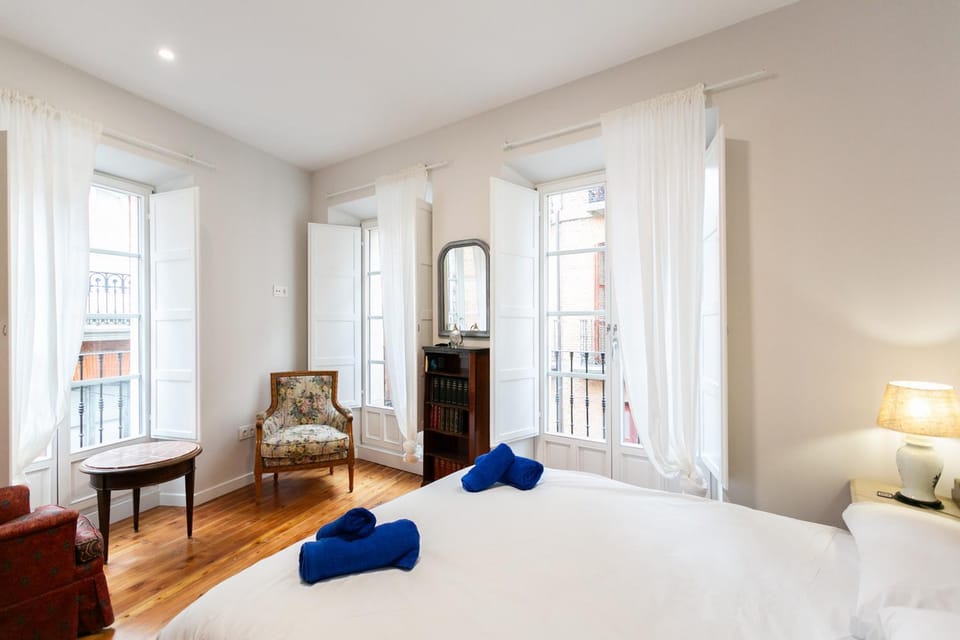 Photo of the whole room, Bedroom