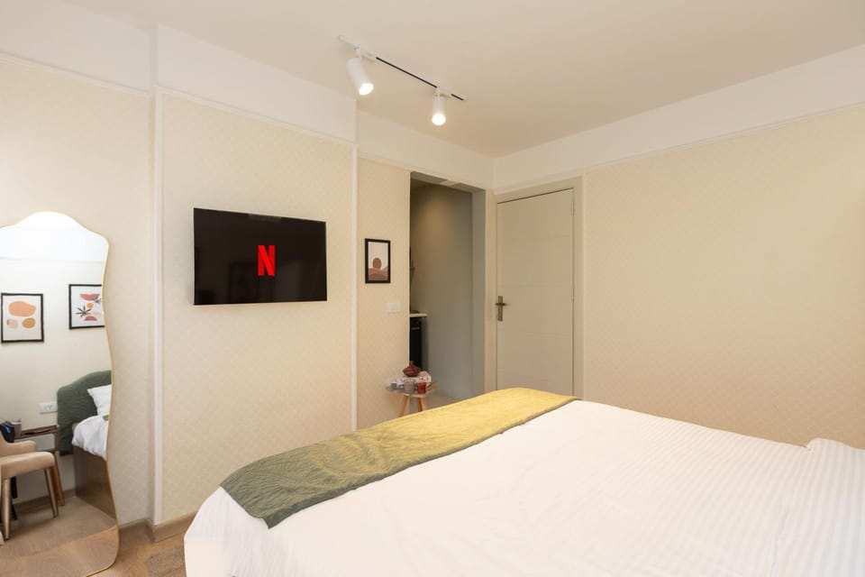 Bed, TV and multimedia, Photo of the whole room