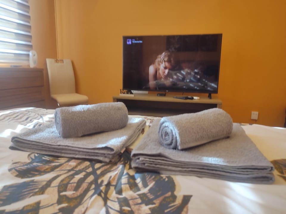 Bed, TV and multimedia, Seating area, Bedroom, towels