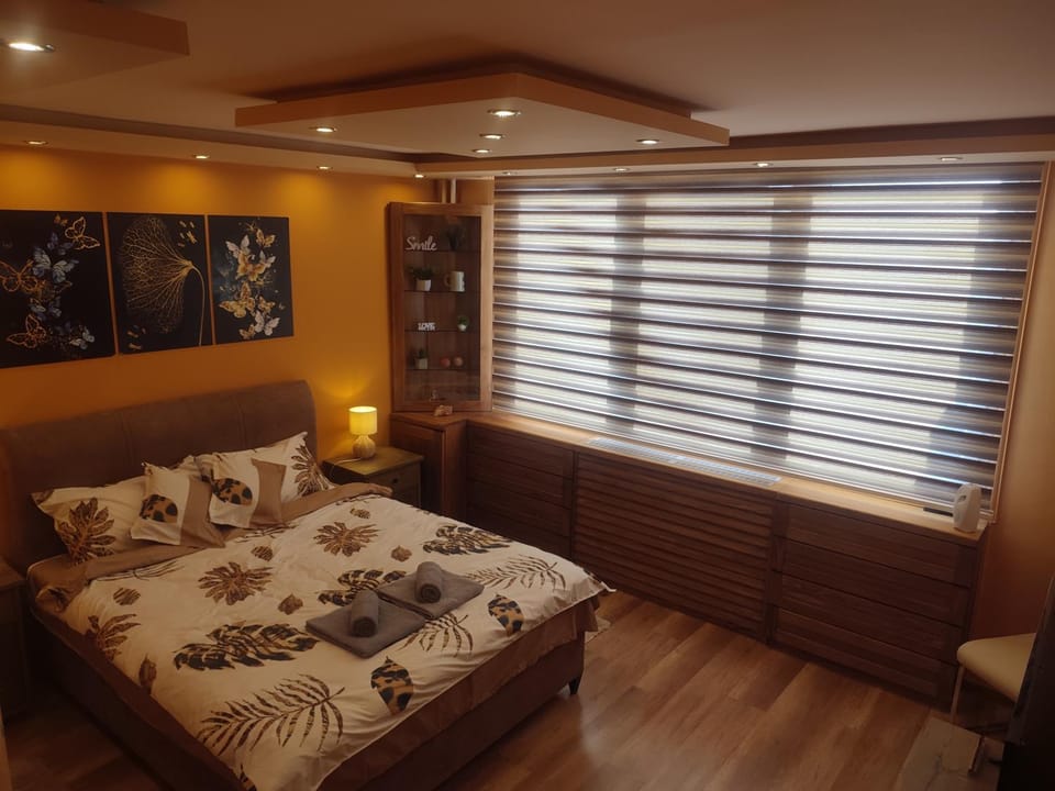 Bed, towels