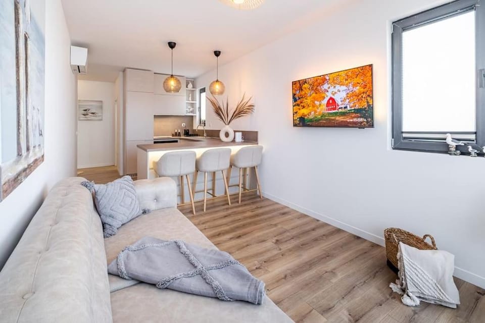 TV and multimedia, Kitchen or kitchenette, Living room, Seating area, Dining area, stove