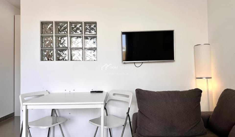 Communal lounge/ TV room, TV and multimedia, Living room, Seating area, Dining area
