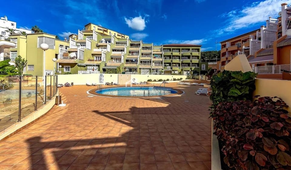 Property building, Day, Pool view, Swimming pool