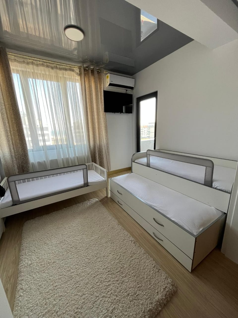 Bed, Photo of the whole room, air conditioner