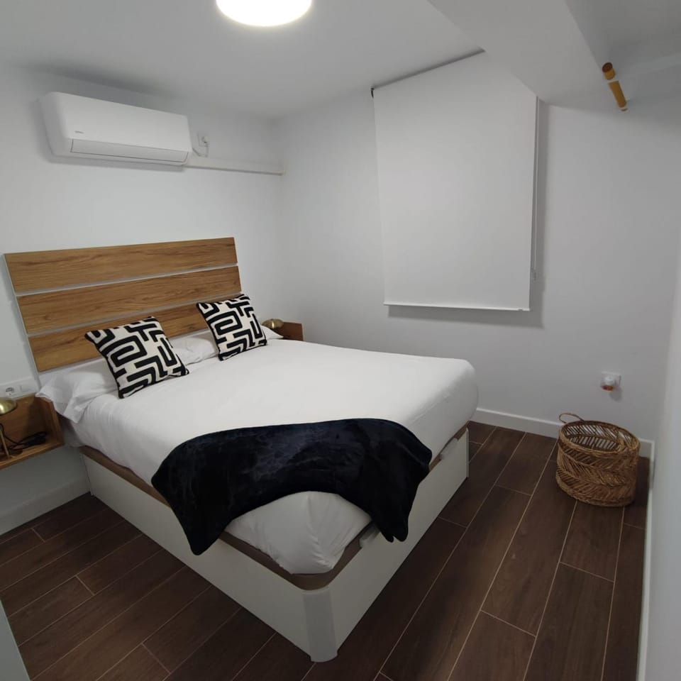 Bed, Photo of the whole room, Bedroom, air conditioner