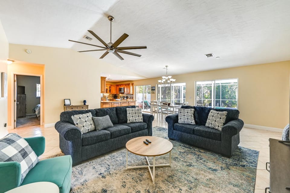 Hot Tub & Outdoor Pool: Bonita Springs Getaway! House in Bonita Springs