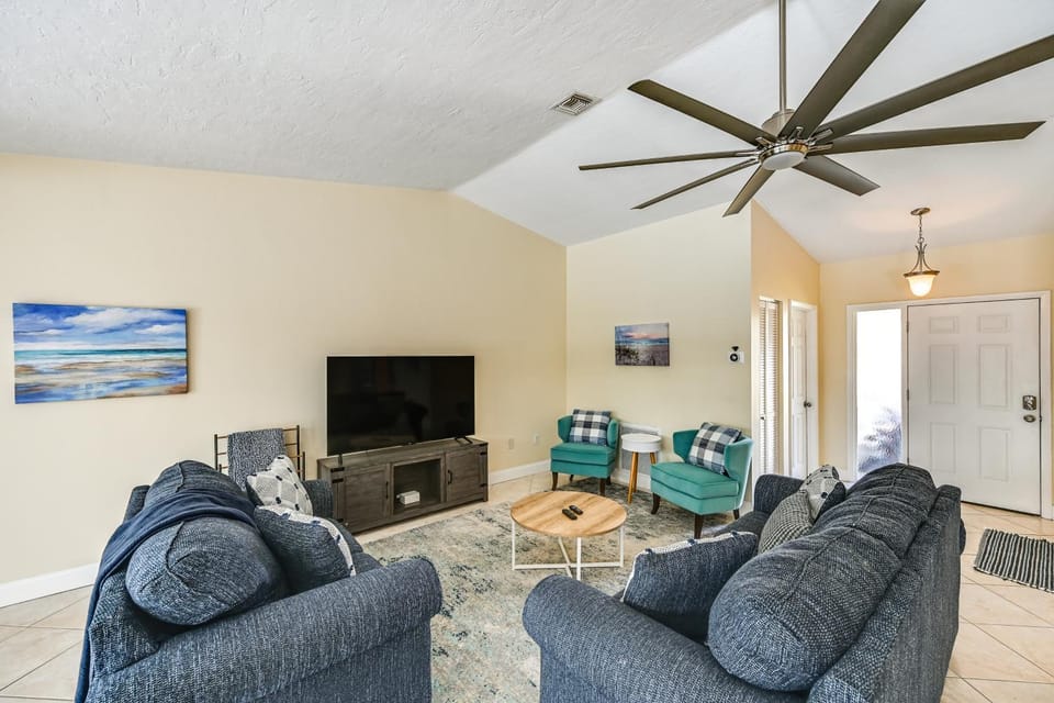 Hot Tub & Outdoor Pool: Bonita Springs Getaway! House in Bonita Springs