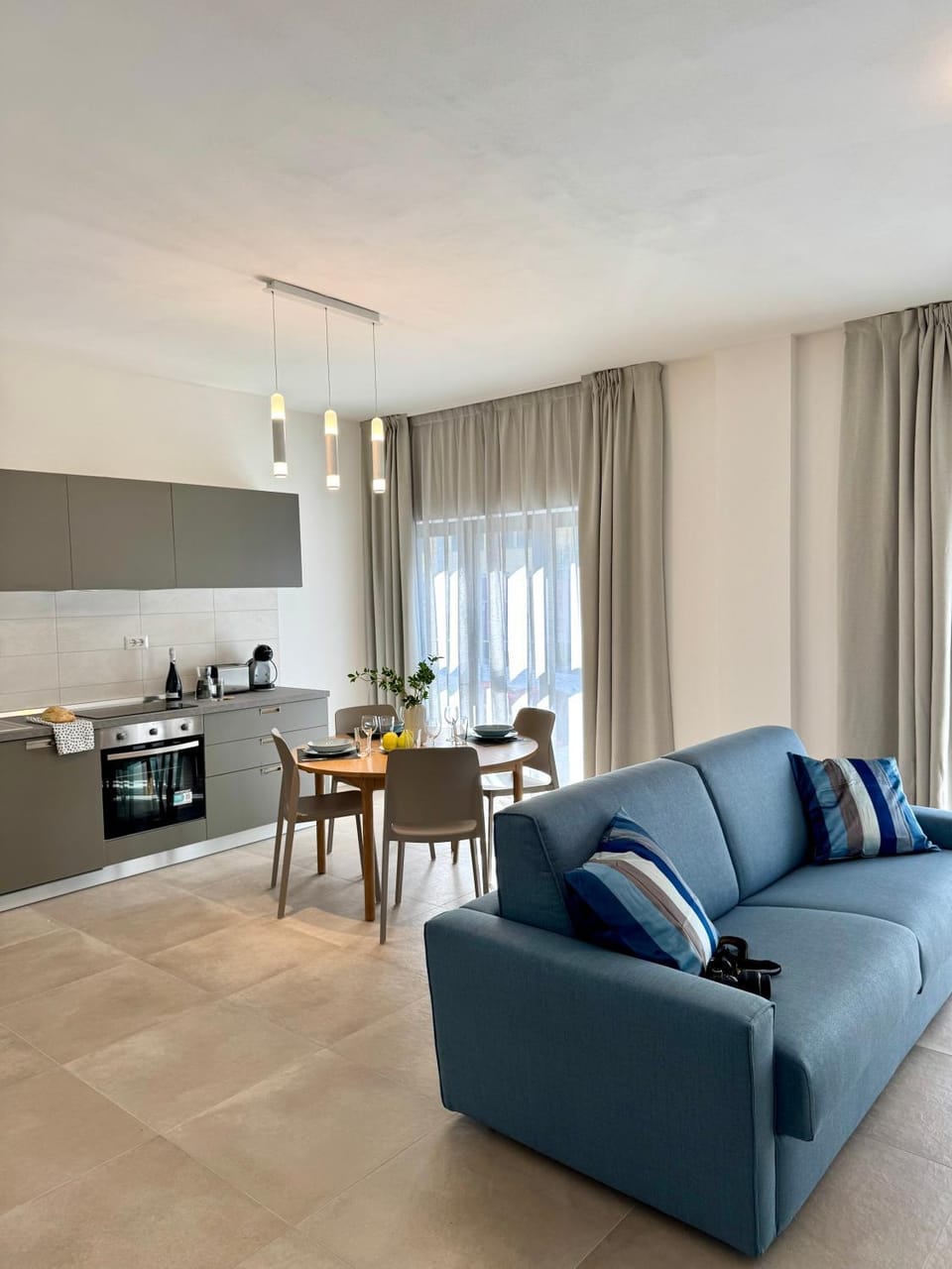 Kitchen or kitchenette, Living room, Seating area, Dining area