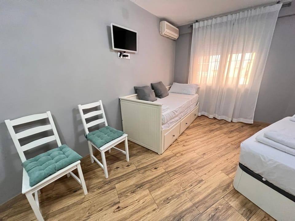 Bed, TV and multimedia, Photo of the whole room, Bedroom
