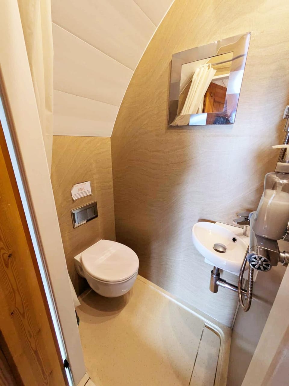 The Golden Ball Hotel Pods Apartment in England