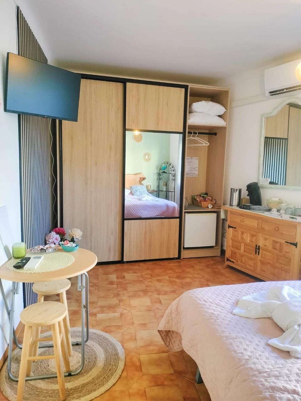 Bed, TV and multimedia, Photo of the whole room, Dining area, Bedroom, minibar, wardrobe