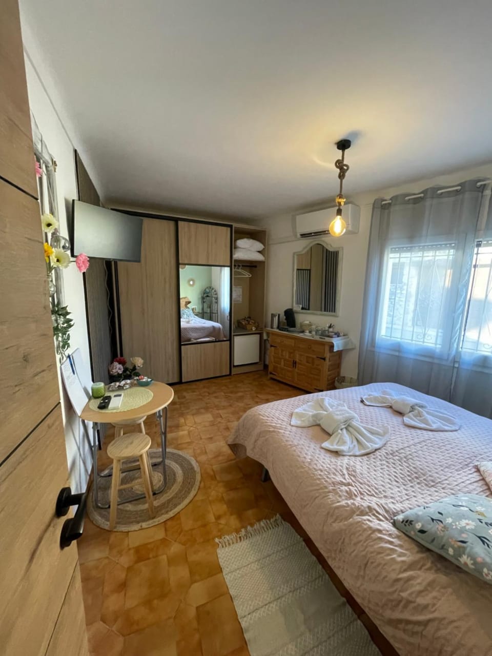 Bed, Coffee/tea facilities, Photo of the whole room, Bedroom, wardrobe