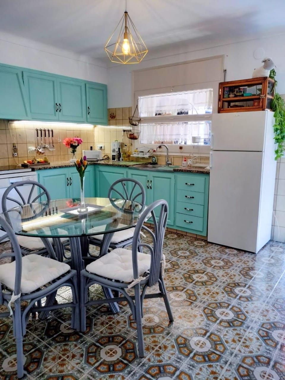 Kitchen or kitchenette, Dining area, stove