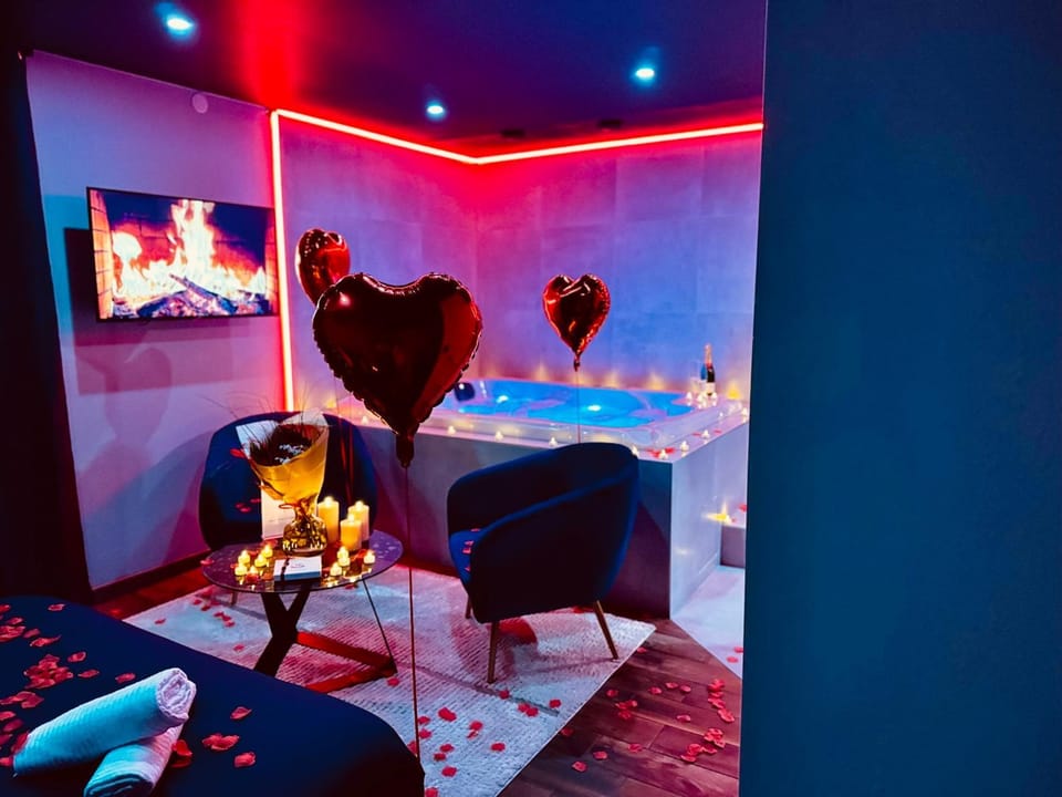 La Suite Élixir & Spa Apartment in Saint-Étienne