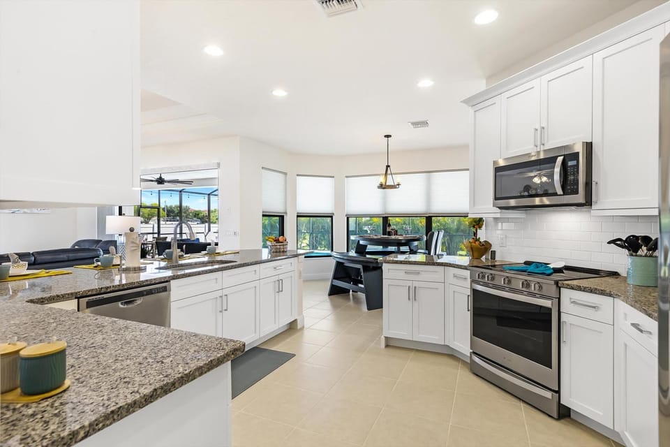 Quiet, modern property with bikes & heated pool - Villa Alexandria - SWFL Rentals Villa in Cape Coral
