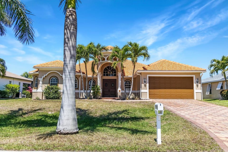 Oversized saltwater heated pool w/lots of privacy! Villa Amore - SWFL Rentals Villa in Cape Coral