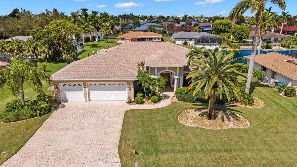 Pet friendly sailboat access property w/4BRs! Great for families! Villa Andrea - SWFL Rentals Villa in Cape Coral