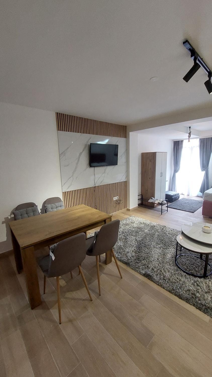 TV and multimedia, Living room, Seating area, Dining area