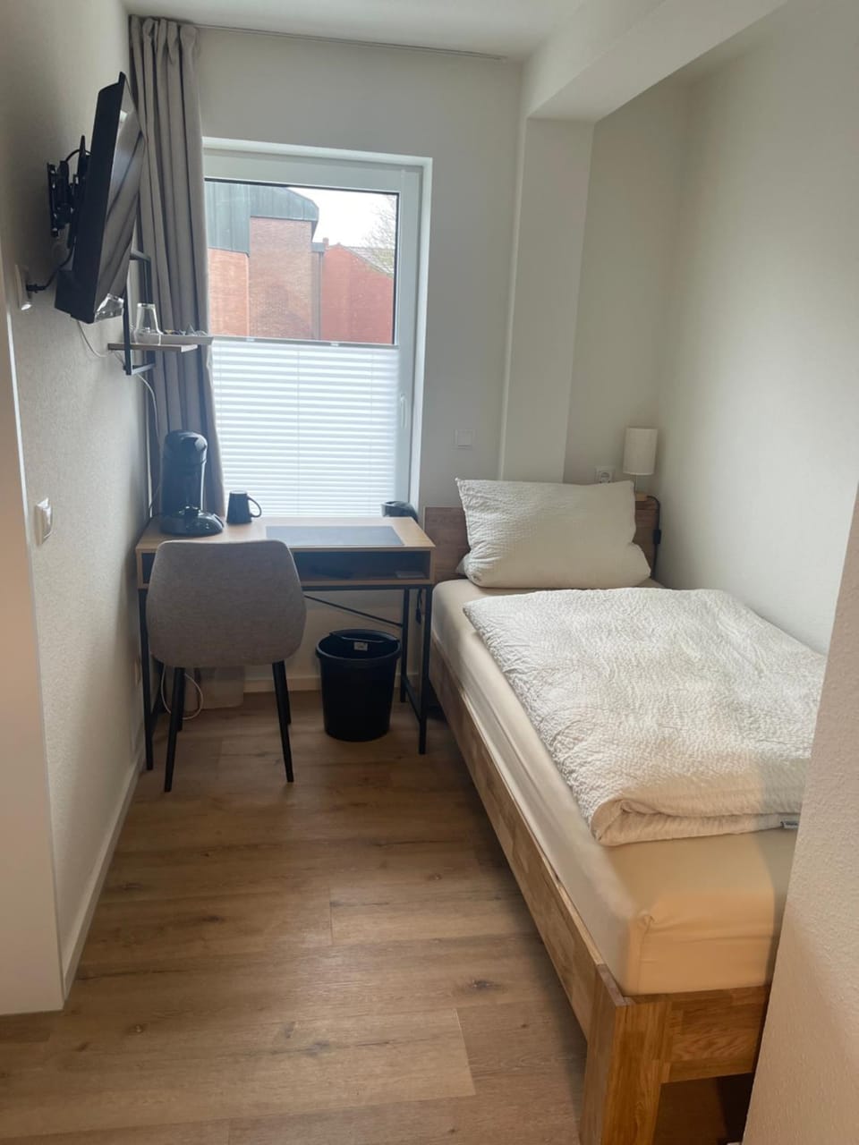 Bed, TV and multimedia, Bedroom