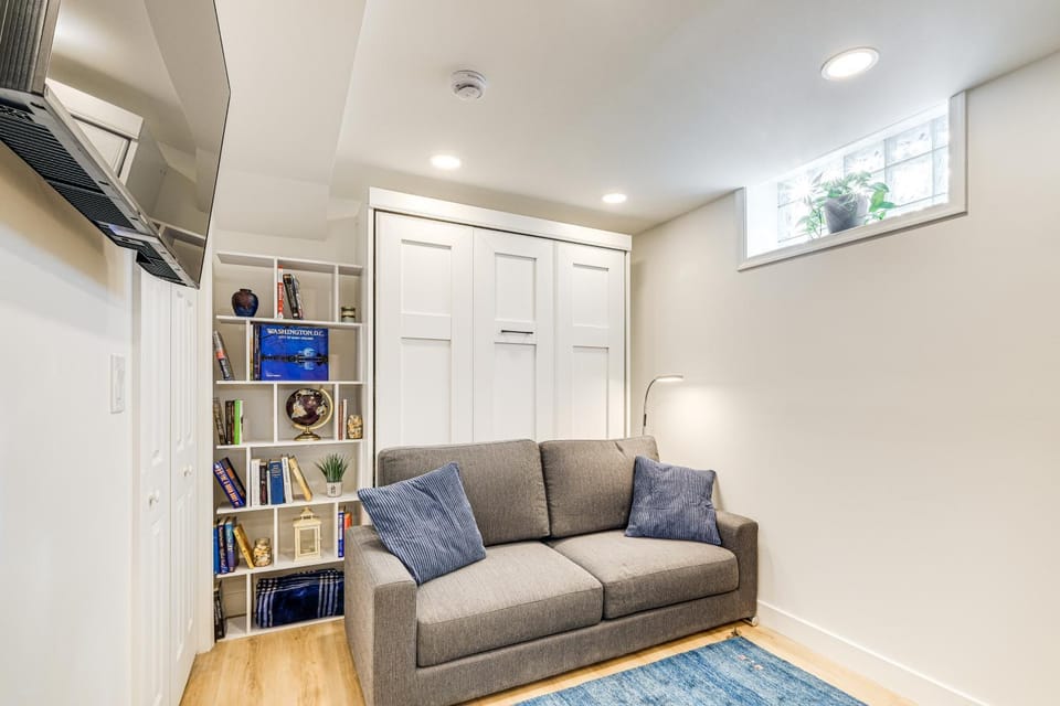 7 Mi to National Mall: Bright DC Studio! Apartment in Silver Spring