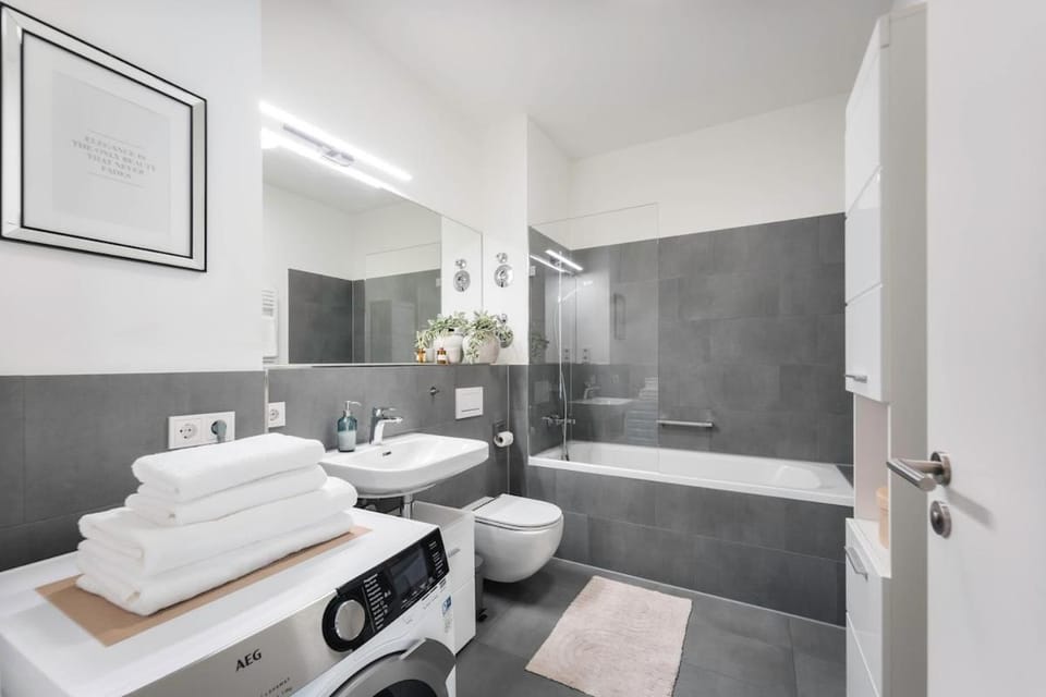 Toilet, Bathroom, Bath, towels, washing machine