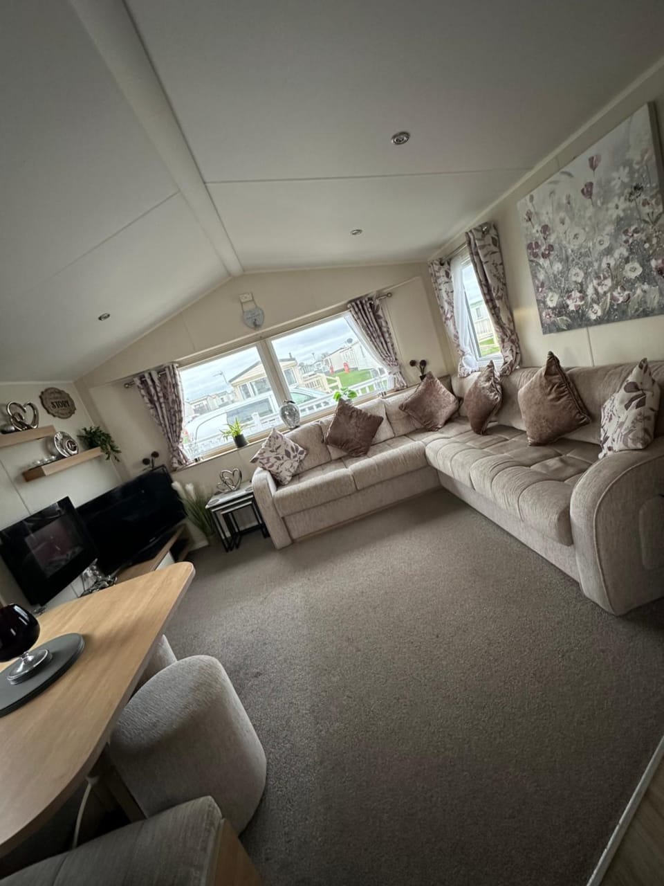TV and multimedia, Living room, Seating area, Evening entertainment