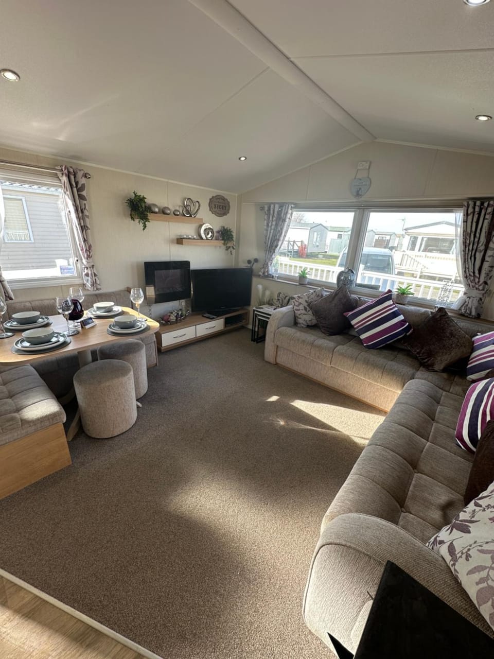 Living room, Dining area