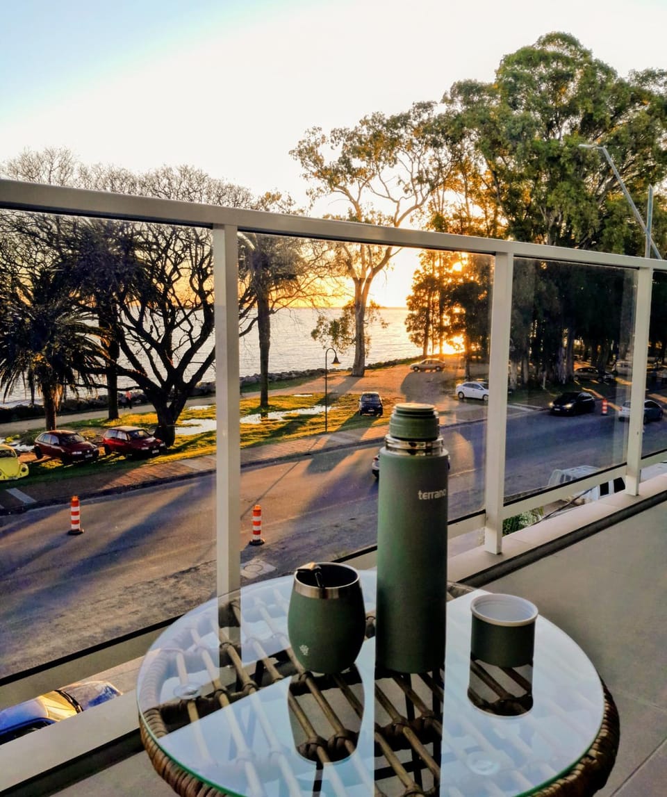 Ap 208 Mágicos Atardeceres y vistas frente al Río, con estacionamiento Apartment in Uruguay