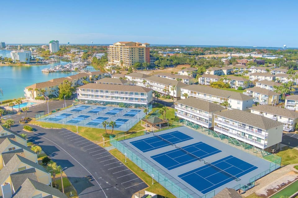 Neighbourhood, Bird's eye view, Tennis court, Location
