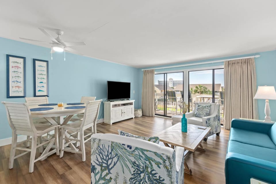 Communal lounge/ TV room, TV and multimedia, Living room, Seating area, Dining area