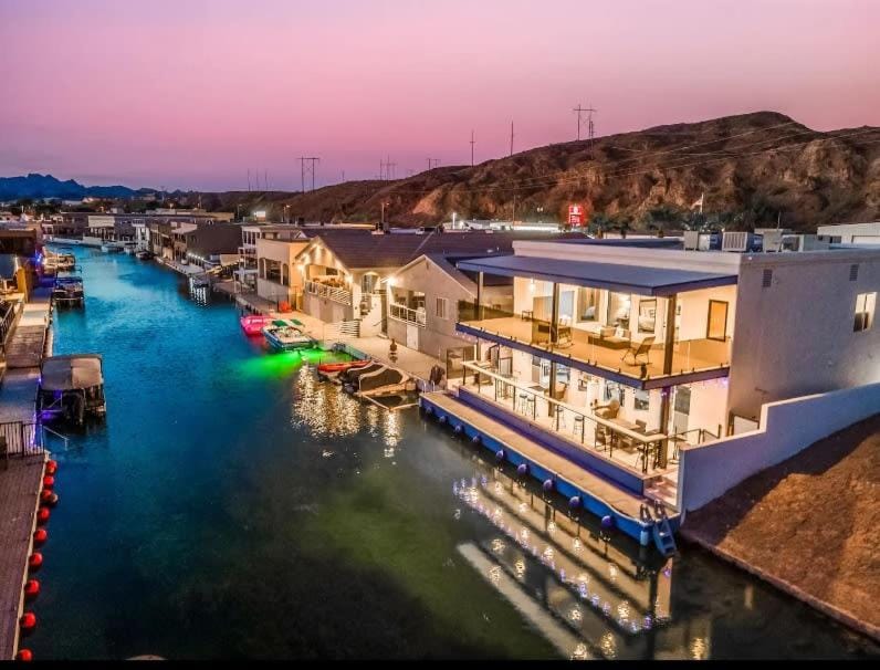 Chateau Bleu, Canal front Stunner House in Earp
