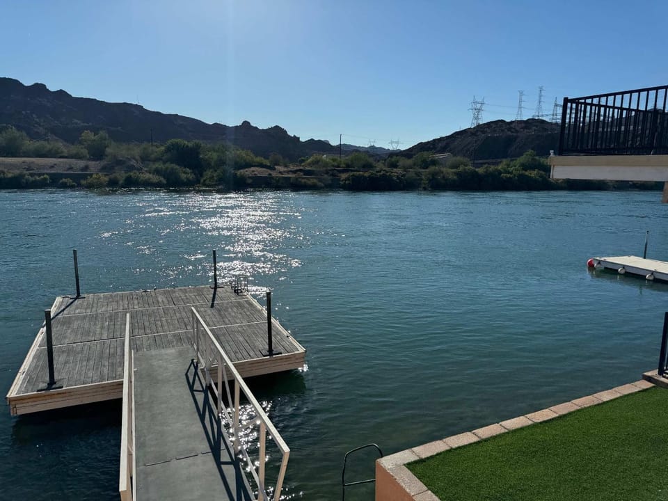 Cliff Hanger, River access with dock House in Southern California
