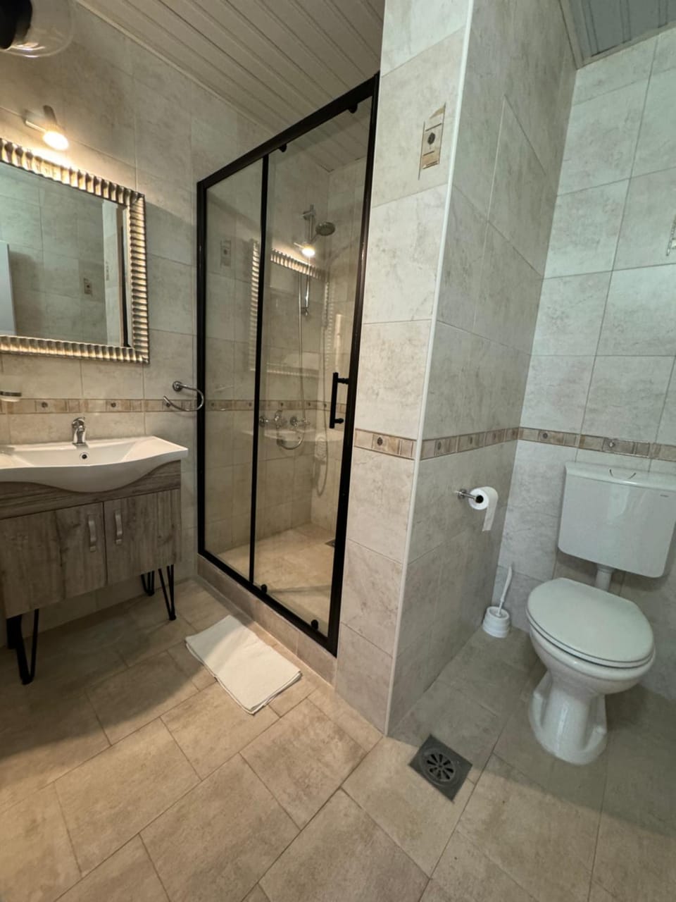 Shower, Toilet, Bathroom, towels