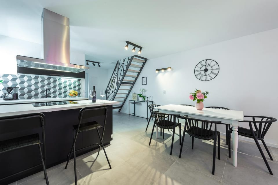 Kitchen or kitchenette, Dining area