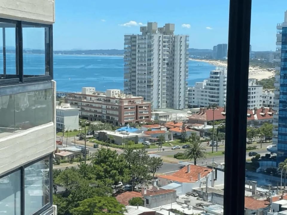 Property building, Day, Neighbourhood, Natural landscape, Bird's eye view, City view, Sea view, Street view, Location, Parking